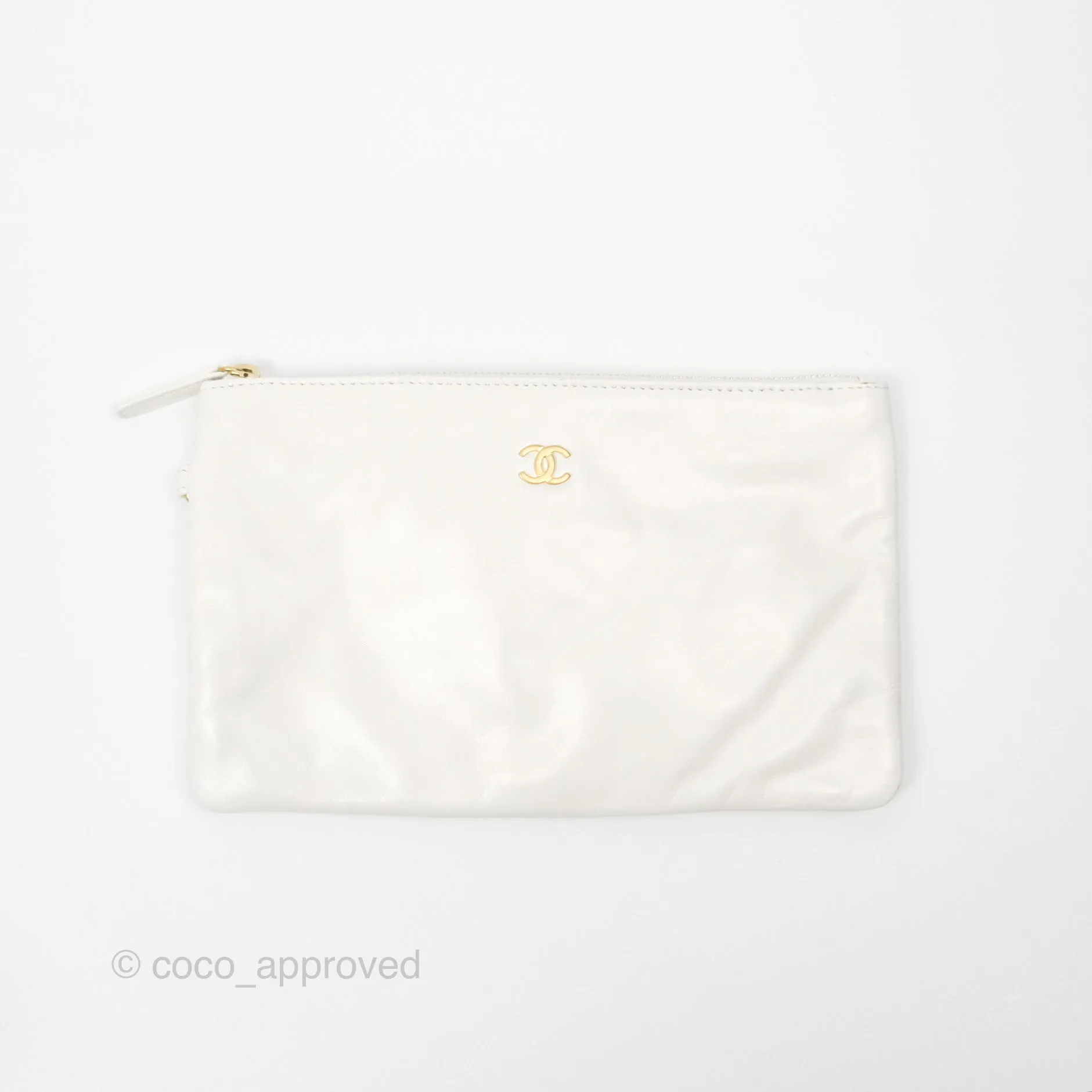Chanel 22 Medium White Shiny Calfskin Aged Gold Hardware