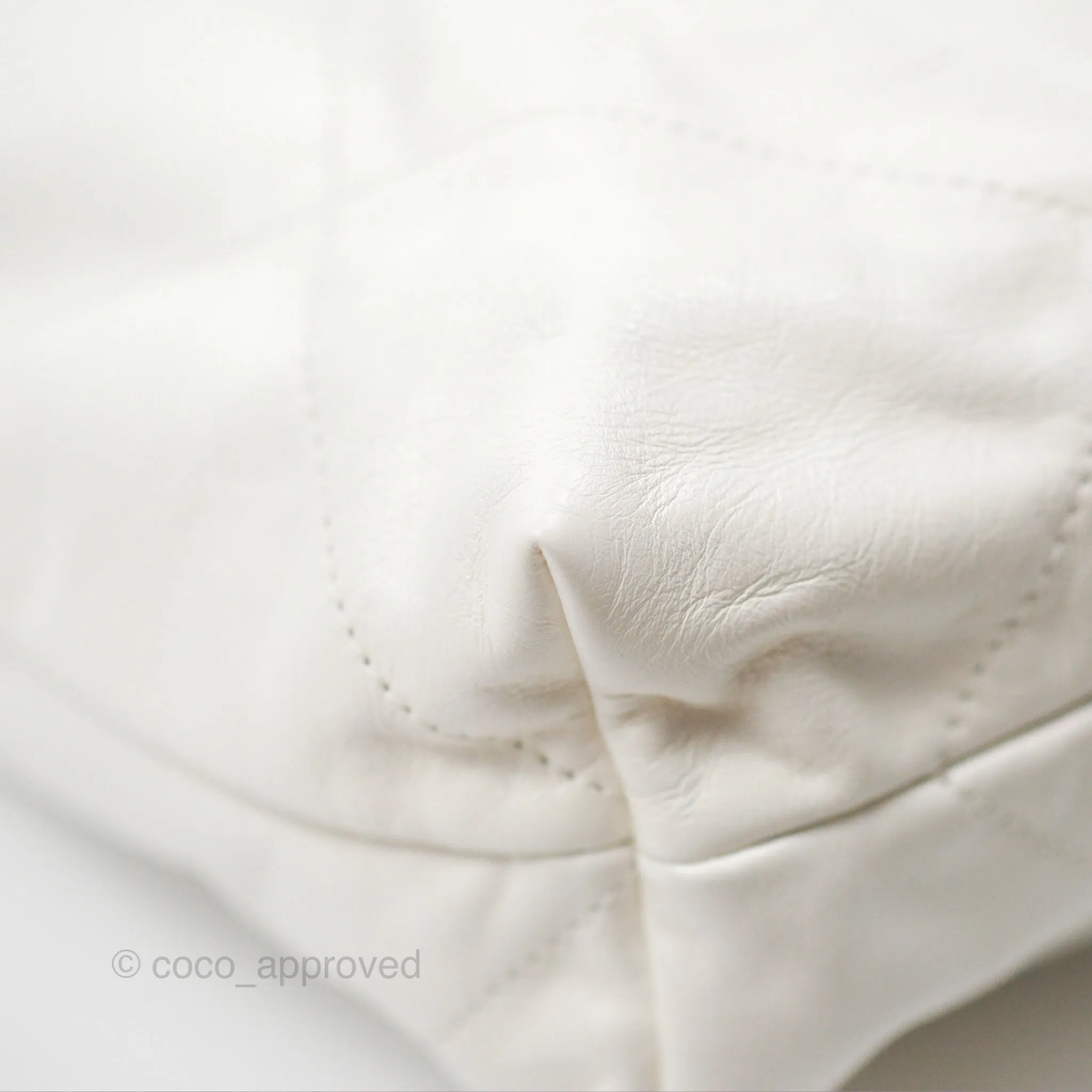 Chanel 22 Medium White Shiny Calfskin Aged Gold Hardware