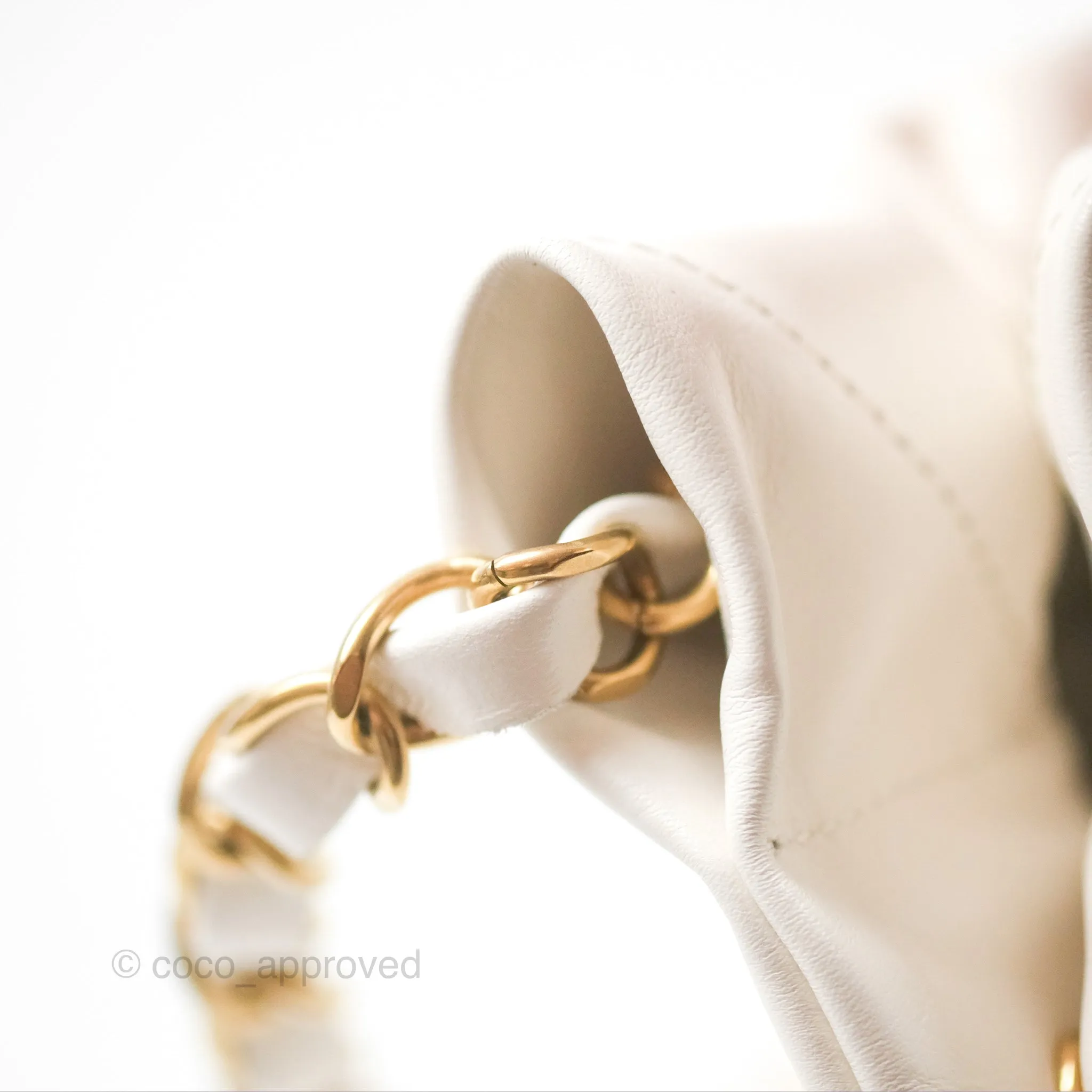 Chanel 22 Medium White Shiny Calfskin Aged Gold Hardware