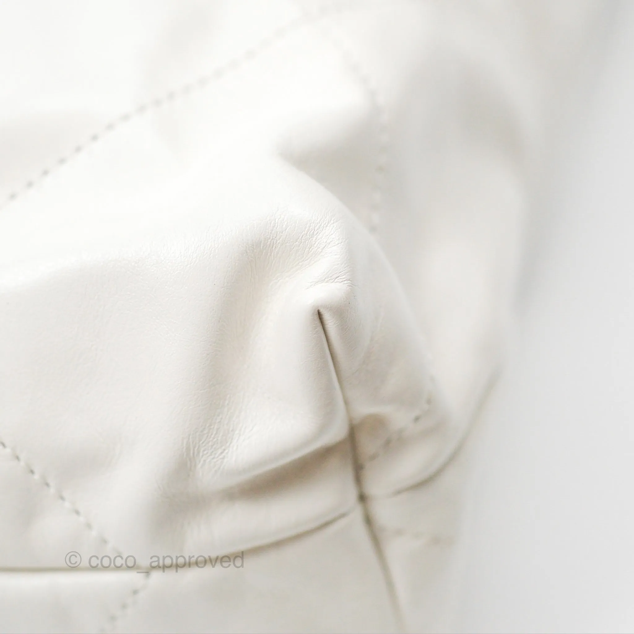 Chanel 22 Medium White Shiny Calfskin Aged Gold Hardware