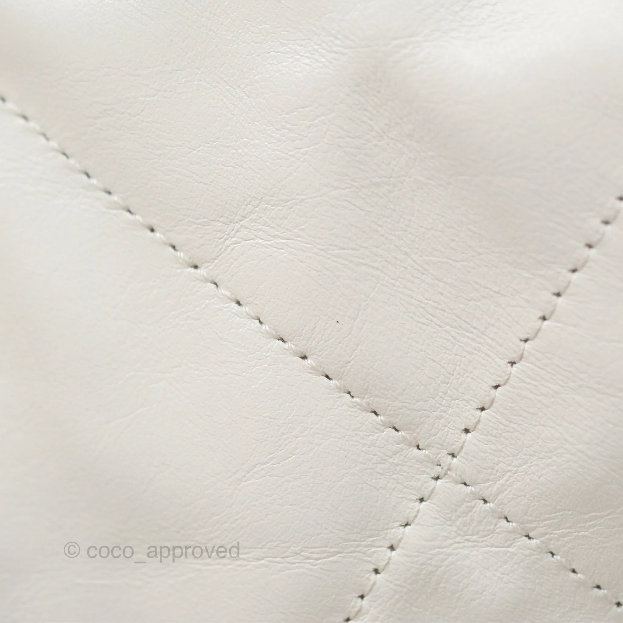 Chanel 22 Medium White Shiny Calfskin Aged Gold Hardware