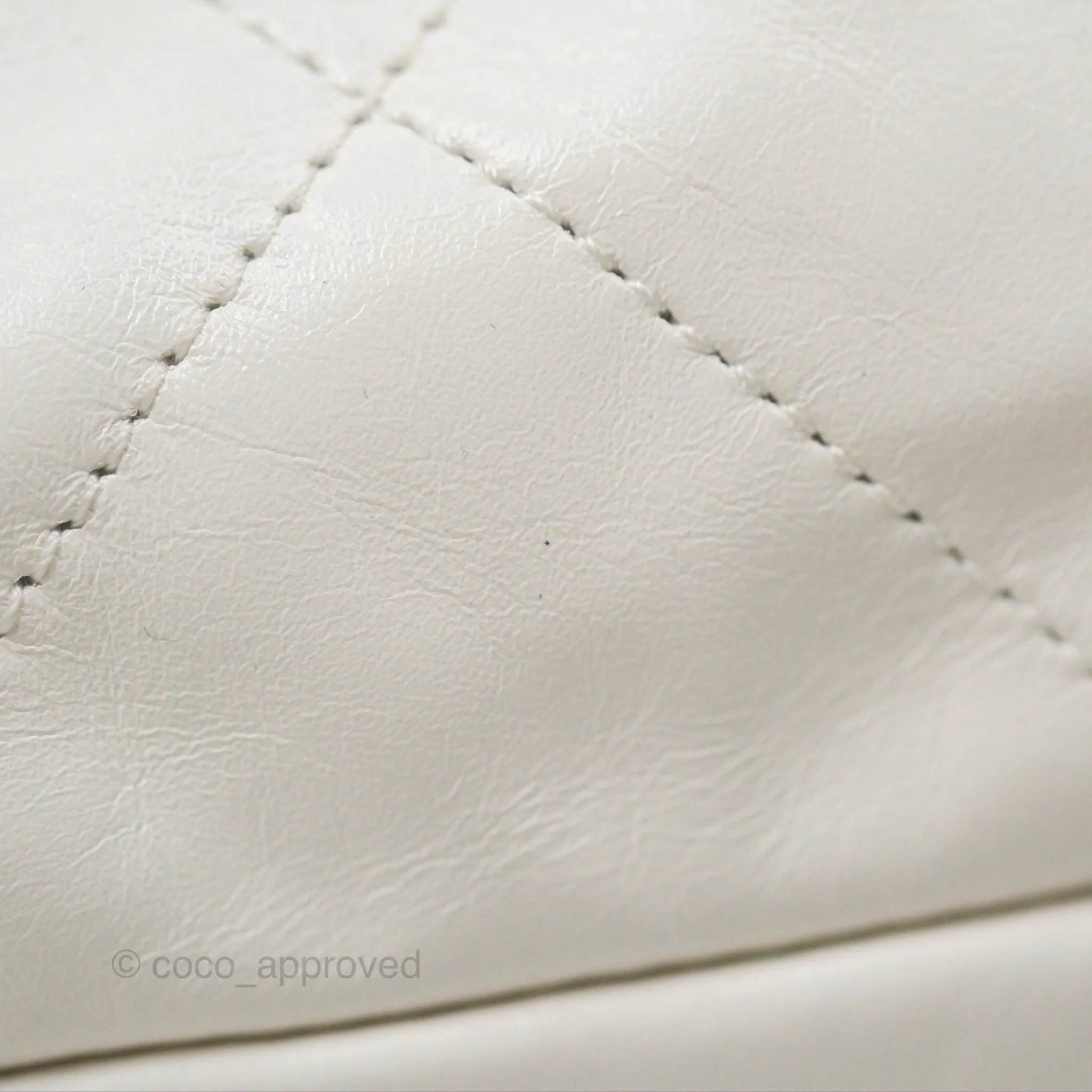 Chanel 22 Medium White Shiny Calfskin Aged Gold Hardware