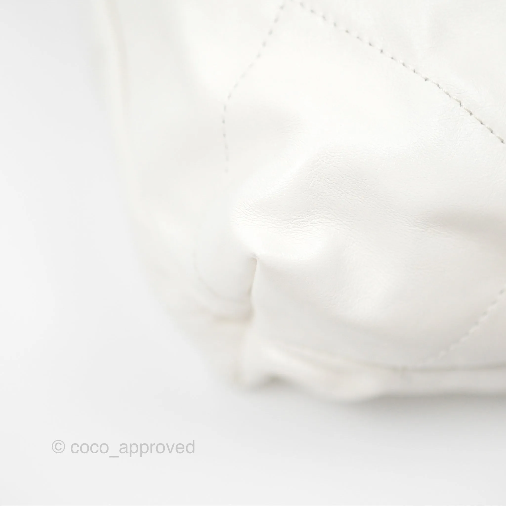 Chanel 22 Medium White Shiny Calfskin Aged Gold Hardware