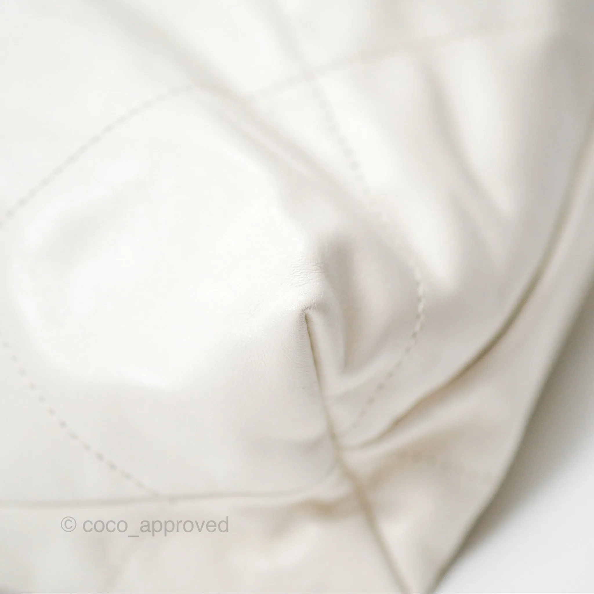 Chanel 22 Medium White Shiny Calfskin Aged Gold Hardware