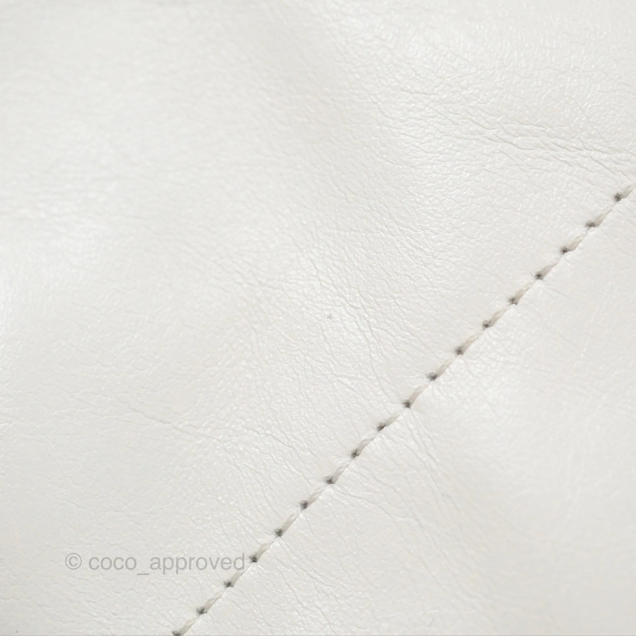 Chanel 22 Medium White Shiny Calfskin Aged Gold Hardware