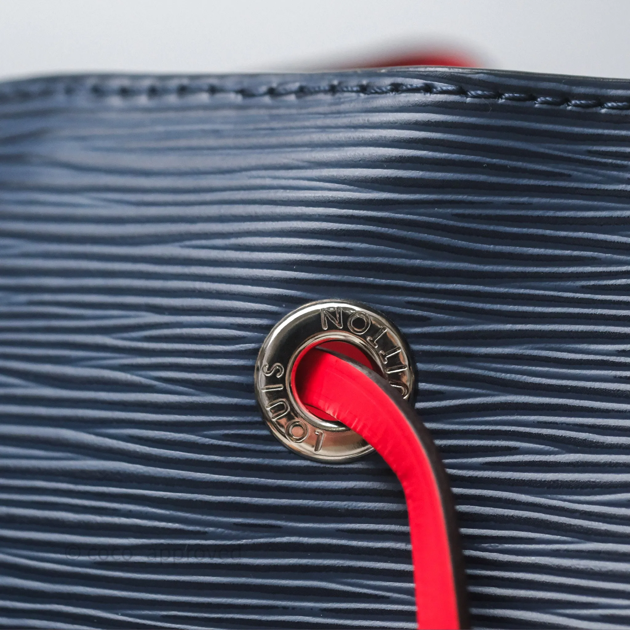 Louis Vuitton Neonoe MM Navy / Red Epi