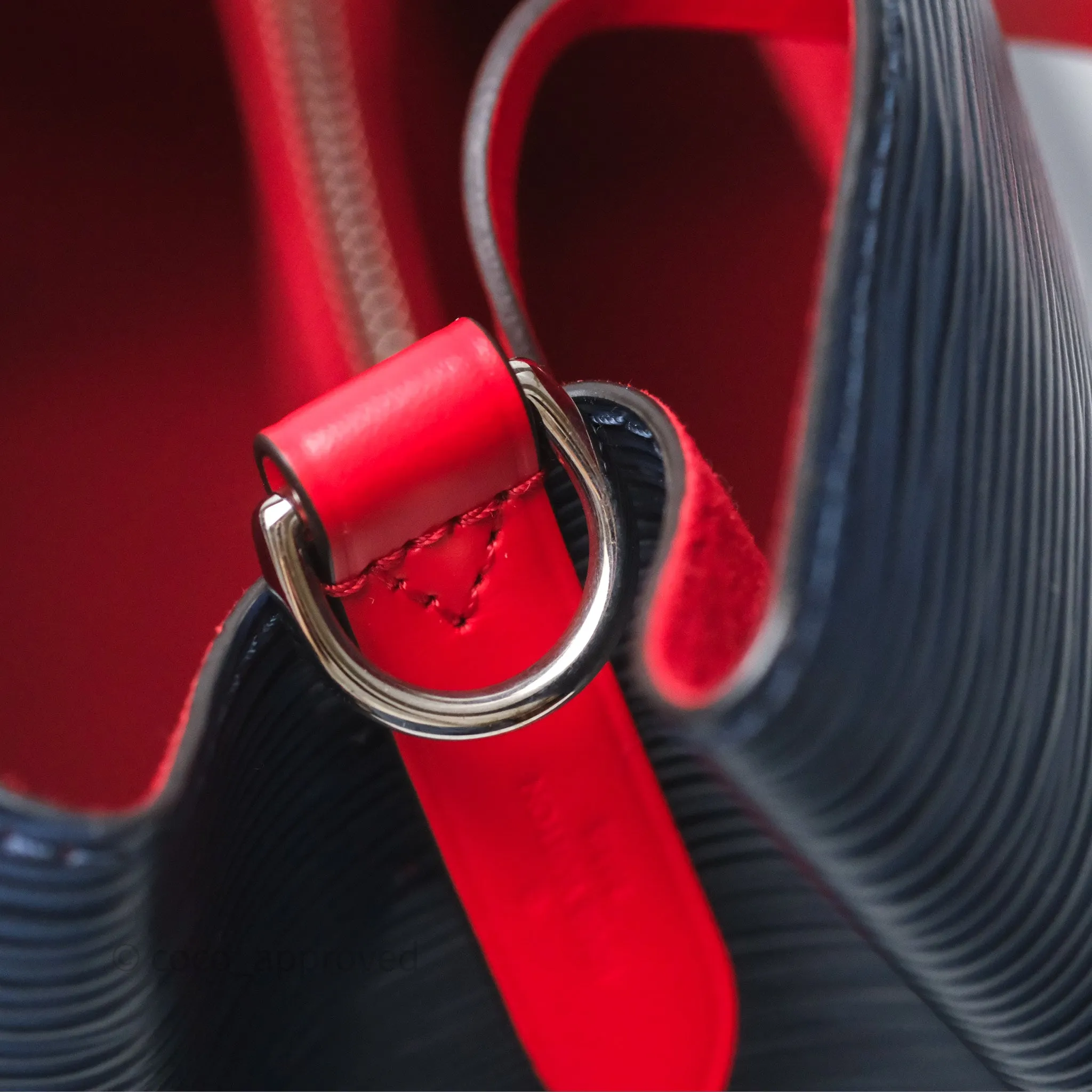 Louis Vuitton Neonoe MM Navy / Red Epi