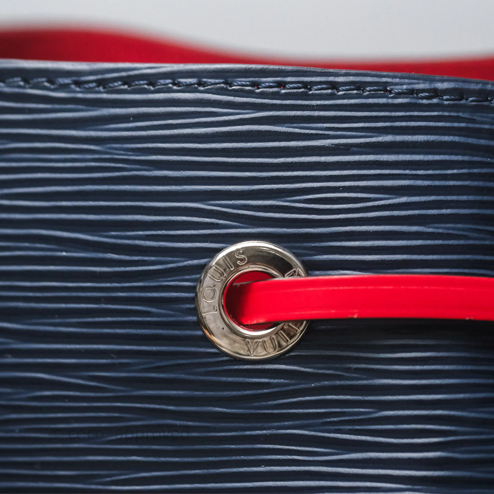 Louis Vuitton Neonoe MM Navy / Red Epi