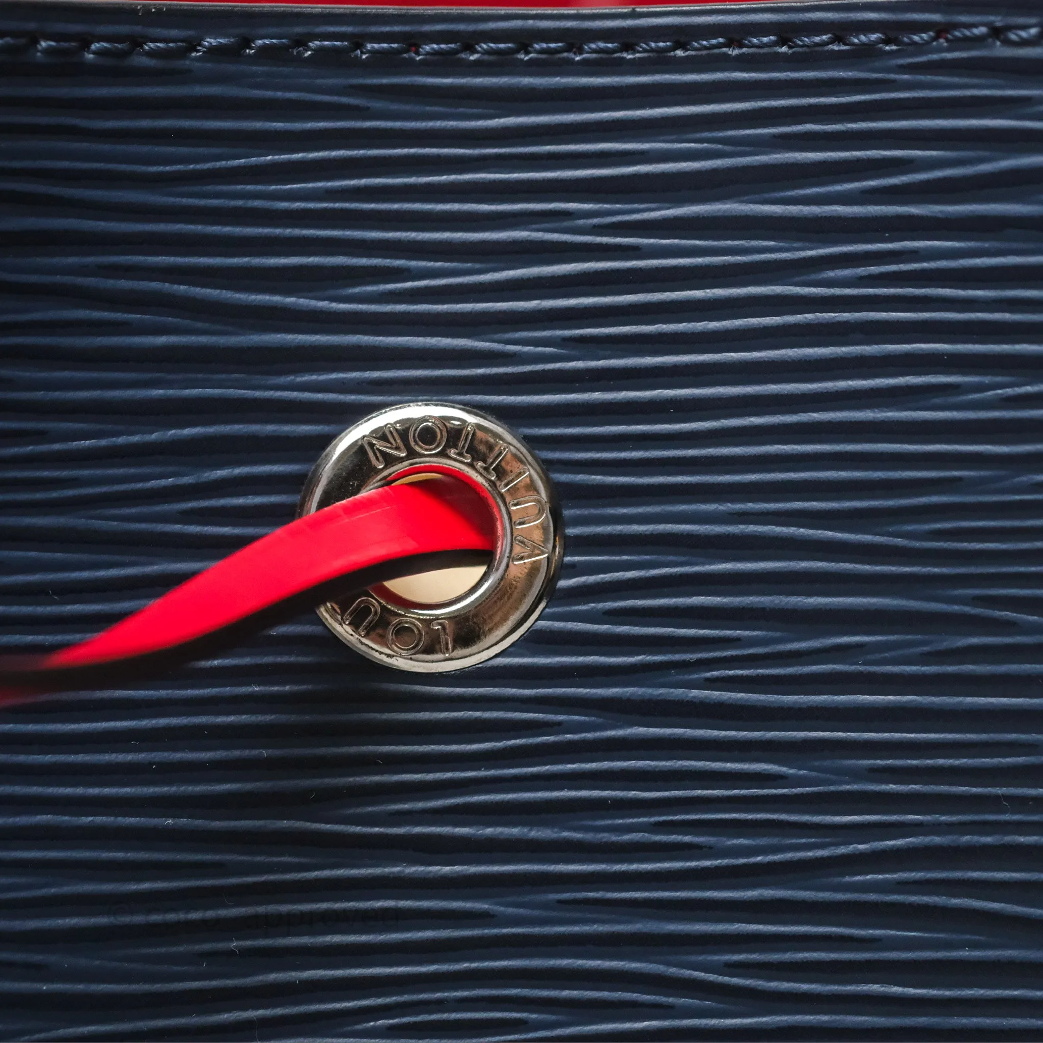 Louis Vuitton Neonoe MM Navy / Red Epi