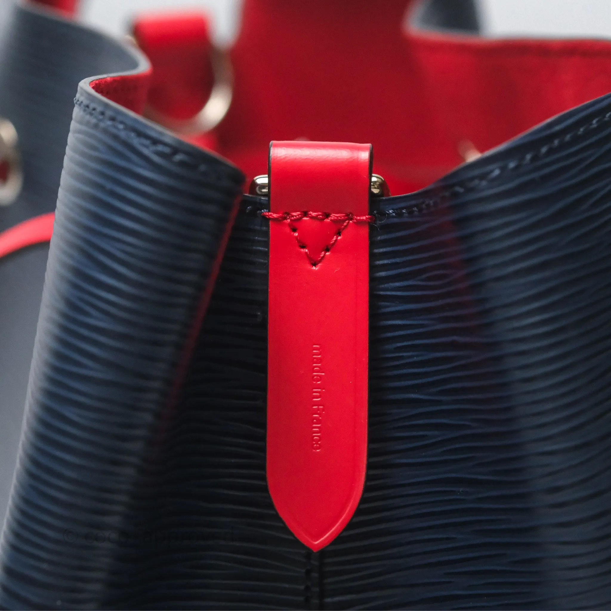 Louis Vuitton Neonoe MM Navy / Red Epi