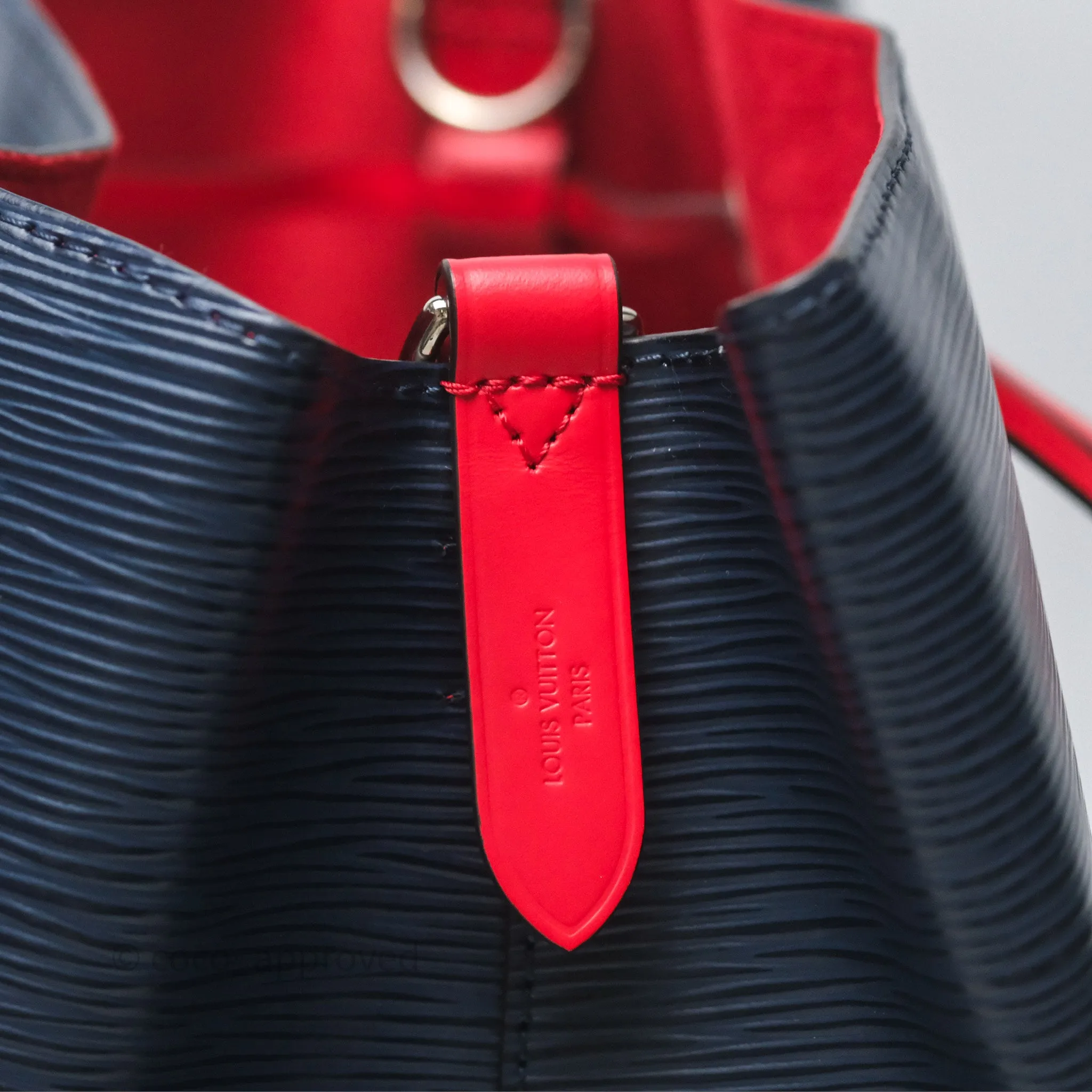 Louis Vuitton Neonoe MM Navy / Red Epi